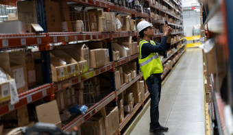 Warehouse worker communication via two way radio - Nitro CBRS Private LTE - Motorola Solutions